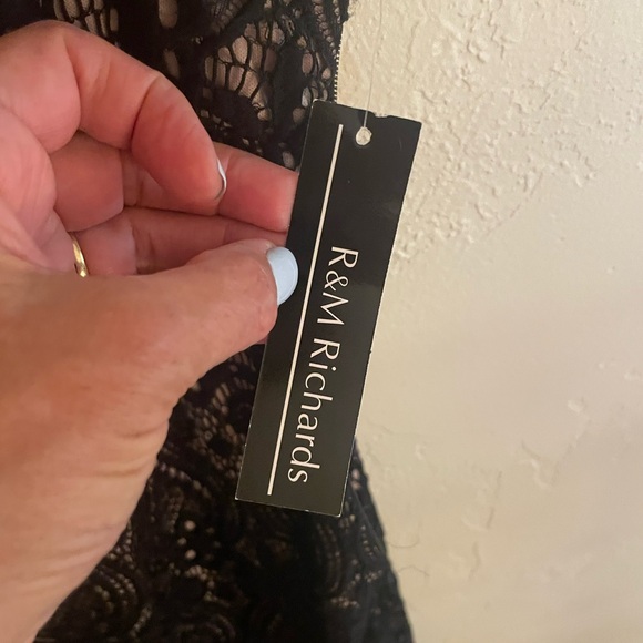 Absolutely stunning! And comfortable too! R&M Richards Gorgeous Black Dress - Picture 4 of 8